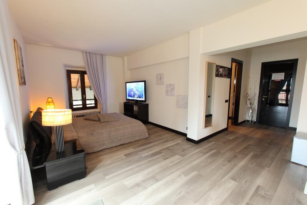 Il Castello B&B Varallo Pombia エクステリア 写真